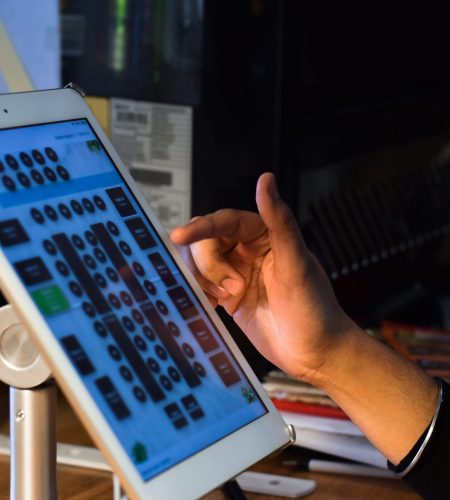 employee-hand-using-pos-point-of-sale-system-on-di-2022-11-14-06-05-49-utc